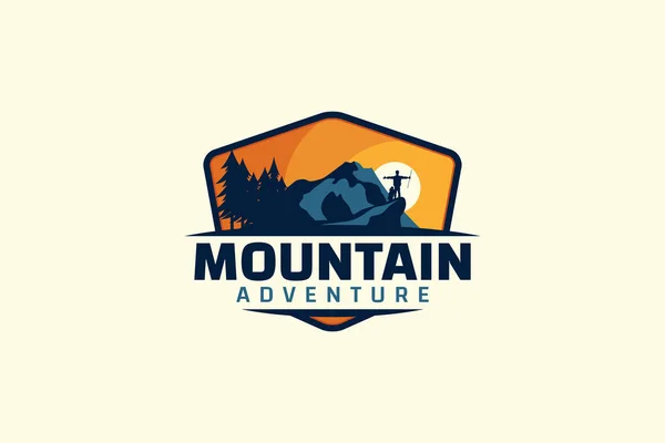 山の冒険のロゴと丘や山や森の上の人々の組み合わせがダイナミックな紋章で — ストックベクタ