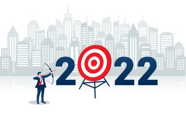 Bir işadamı, arka planda şehir manzaralı bir okla 2022 hedefine nişan alır..