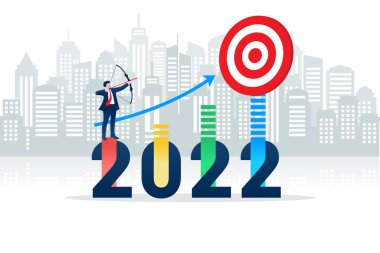 Bir işadamı 2022 'de şehir manzaralı bir okla hedefi hedefler..