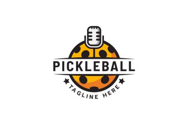 Pickleball podcast logosu. Top ve mikrofon kombinasyonu.
