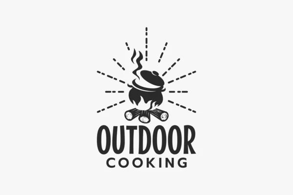 Outdoor Kochen Logo Mit Outdoor Kochaktivitäten Mit Einem Kessel Und — Stockvektor
