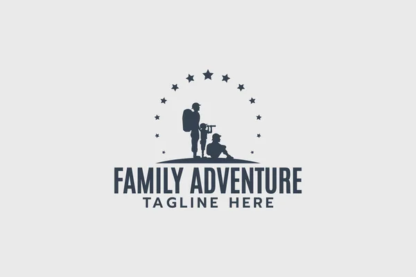 Логотип Семейного Приключения Изображением Отца Матери Ребенка Веселящихся Свежем Воздухе — стоковый вектор