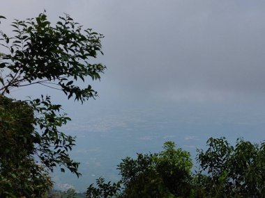 Güzel şafak dağlarda. Çimenli tepeye sisli Vadisi, çam ağaçları ve berrak gökyüzü arka plan altında uzak dağ turistik çadırın kız silüeti. Turizm ve doğa kavramının güzellik. 