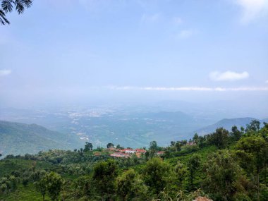 Doğa Sancağı. Dağ manzaralı günbatımı manzaralı pek çok tepe ve yeşil orman manzaralı yumuşak sisli ve renkli gökyüzü