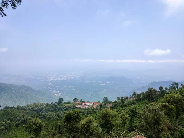 Doğa Sancağı. Dağ manzaralı günbatımı manzaralı pek çok tepe ve yeşil orman manzaralı yumuşak sisli ve renkli gökyüzü