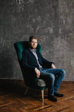 Sakallı genç adam gülüyor.