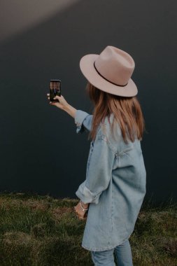 Genç bayan selfie şapkası alıyor. Yüksek kalite fotoğraf