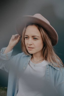 Şapkalı genç ve şık bir kadın. Yüksek kalite fotoğraf