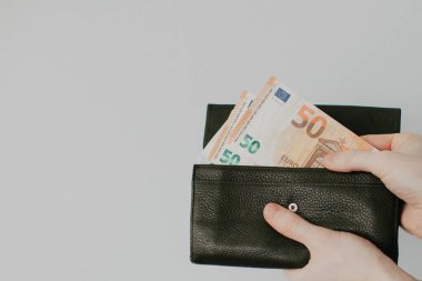 Cüzdandan avro parası alınır, yakın plan. Yüksek kalite fotoğraf