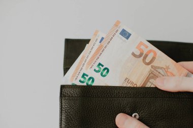 Cüzdandan avro parası alınır, yakın plan. Yüksek kalite fotoğraf