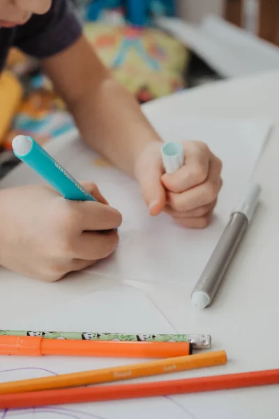 Мальчик Рисует Ручками Войлочным Наконечником Высокое Качество Фото — стоковое фото