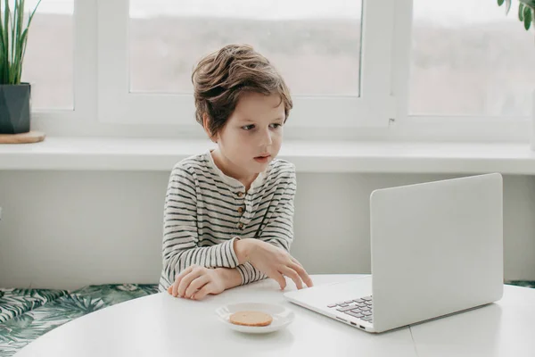 Маленький Хлопчик Сидить Кухні Дивиться Ноутбук Високоякісна Фотографія Стокове Фото