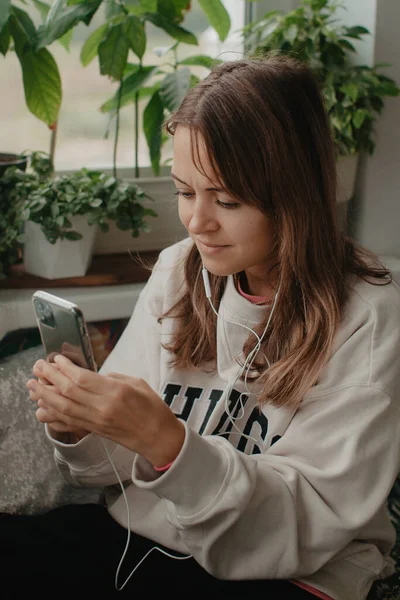 Молода Красива Жінка Навушниках Спілкується Через Відео Чат Мобільним Телефоном Стокова Картинка