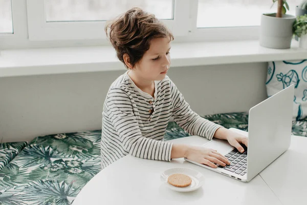 Маленький Хлопчик Сидить Кухні Дивиться Ноутбук Високоякісна Фотографія Ліцензійні Стокові Фото