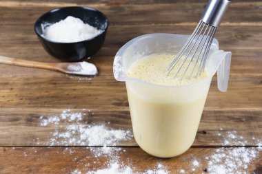 Tahta bir tabakta hamur işlerinin hazırlanması. Uzayı kopyala Evde pişirme.