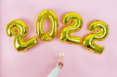 - Mutlu yıllar. Numaralar 2022. Pembe arka planda fincanı olan. Boşluğu kopyala.