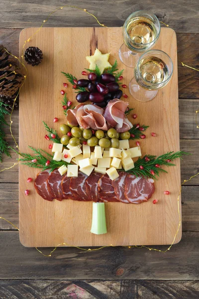 Noel ağacı şeklinde peynir ve ahşap tabanlı meze tahtası. Üst Manzara. Boşluğu kopyala.