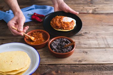 Tahta bir üste çiftçiler için Meksika usulü kahvaltı yumurtası yapma süreci. Meksika mutfağı. Boşluğu kopyala.