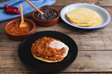 Huevos rancheros yemeği, tahtadan bir üste Meksika kahvaltısı. Meksika mutfağı. Boşluğu kopyala.