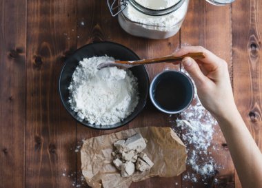 Ekşi hamurun üretimi evde yapılıyor. Fırın kavramı.