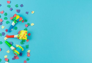 Mavi arka planda yılbaşı ve doğum günleri için çeşitli parti dekorasyonları. Boşluğu kopyala.