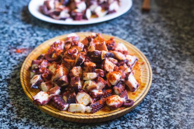 Ahtapot porsiyonları ahşap bir tabakta. Deniz ürünleri..