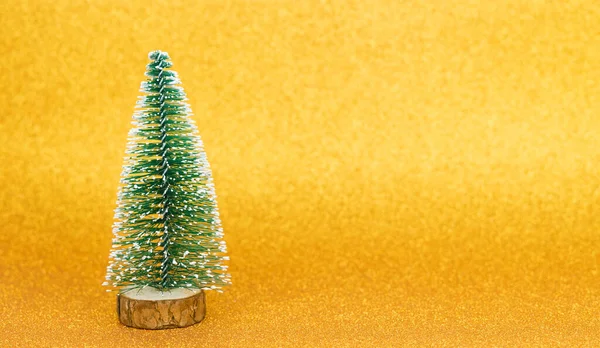 Parlak altın bir arka planda Noel ağaçları. Boşluğu kopyala.