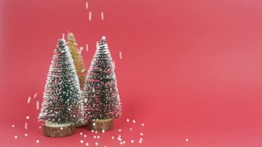 Kırmızı zemin üzerinde kar olan bir Noel ağacı, boşluğu kopyala. Noel karı kavramını kabul et.
