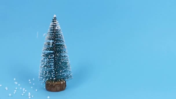 Albero Natale Sfondo Blu Con Palle Neve Spazio Sulla Destra — Video Stock