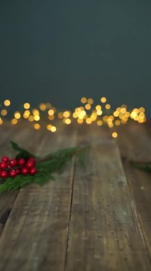 Tiramisu. Ahşap bir arka planda Noel süslemeli tatlı. Dikey video.