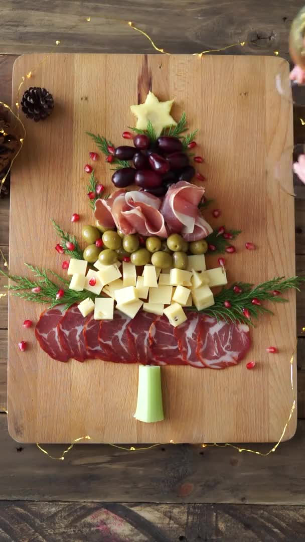 Stół z jedzeniem w kształcie drzewa i układanie dwóch kieliszków do wina. Pionowe wideo. — Wideo stockowe