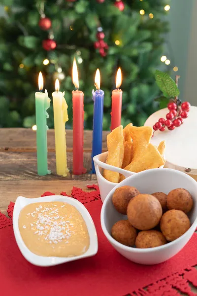Mum ışığı günü. Tipik Kolombiya yemekleri. Buelo, muhallebi ve mumlar ve arka planda Noel ağacı. Geleneksel Kolombiya tatili. Dikey video.