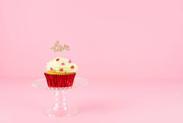 Valentýn Cupcake Smetanou Červenou Polevou Dekorace Dřevěnou Cedulí Slovem Love — Stock fotografie