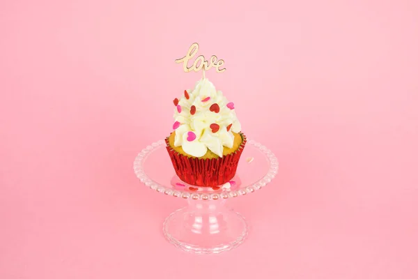 Valentijnsdag Een Cupcake Met Room Rode Topping Decoratie Met Een — Stockfoto