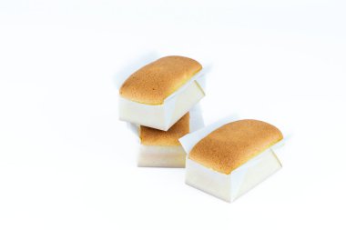 Beyaz arka planda üç el yapımı dikdörtgen şekilli madeleine. İzole edilmiş arkaplanda pastane.