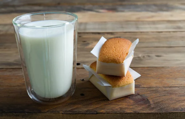 Handgemachte Cupcakes Und Ein Glas Milch Auf Holzuntergrund Kopierraum Handgemachte — Stockfoto