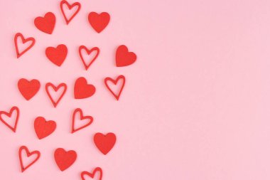 Pembe arka planda kırmızı tahta kalpler. Uzayı kopyala Sevgililer Günü ve Anneler Günü.