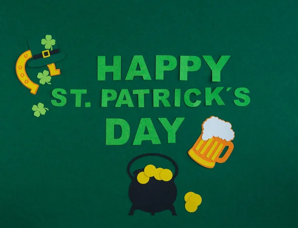 聖パトリックの日だ ハッピーStと緑の背景にバナーデザイン パトリックの日とビールの装飾品 馬蹄形 金とシャムロックとポット スペースのコピー — ストック写真