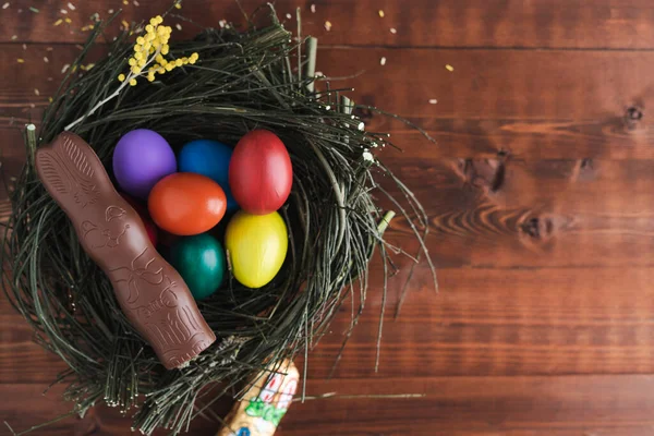 Paskalya Yumurtaları Çikolatalı Tavşancık Koyu Ahşap Arka Planda Bir Dallar — Stok fotoğraf