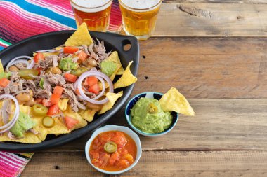 Meksika dekorasyonlu et ve bira soslu siyah seramik tepsi. Salsa kaseleri. Uzayı kopyala Meksika mutfak konsepti.