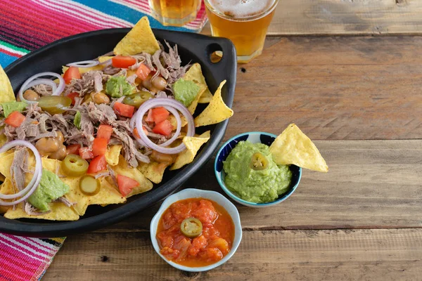 Etli siyah seramik tepsi ve Meksika dekorasyonlu salsa kaseleri. Salsa kaseleri. Uzayı kopyala Meksika mutfak konsepti.