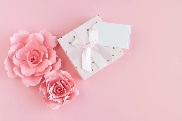 纸玫瑰与礼品盒和空白卡片与消息空间粉红背景 复制空间 — 图库照片