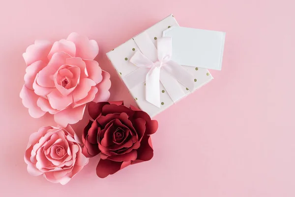 纸玫瑰和礼品盒 带粉色背景 复制空间 母亲节 问候语 — 图库照片