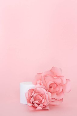 Pembe arka planda kağıt güller olan ürün sunumu için boş dairesel platform. Boşluğu kopyala.