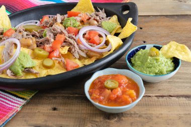 Etli siyah seramik tepsi ve Meksika dekorasyonlu salsa kaseleri. Salsa kaseleri. Uzayı kopyala Meksika mutfak konsepti.