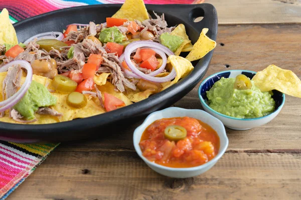 Etli siyah seramik tepsi ve Meksika dekorasyonlu salsa kaseleri. Salsa kaseleri. Uzayı kopyala Meksika mutfak konsepti.