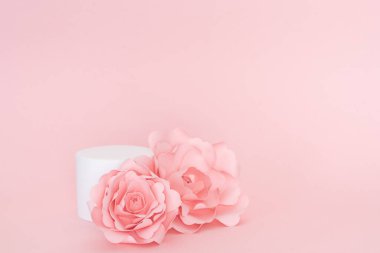 Pembe arka planda kağıt güller olan ürün sunumu için boş dairesel platform. Boşluğu kopyala.