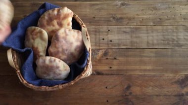 Pan de Muerto tahta arka planda tahta sepetin içinde. Üst Manzara. Uzayı kopyala Tipik Meksika işte.. 