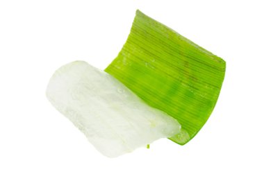 Beyaz bir arka planda soyulmuş aloe vera yaprağı. Doğal tıp konsepti.