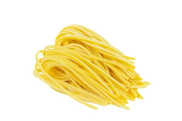 Beyaz arka planda yemek pişirmek için bir demet makarna..